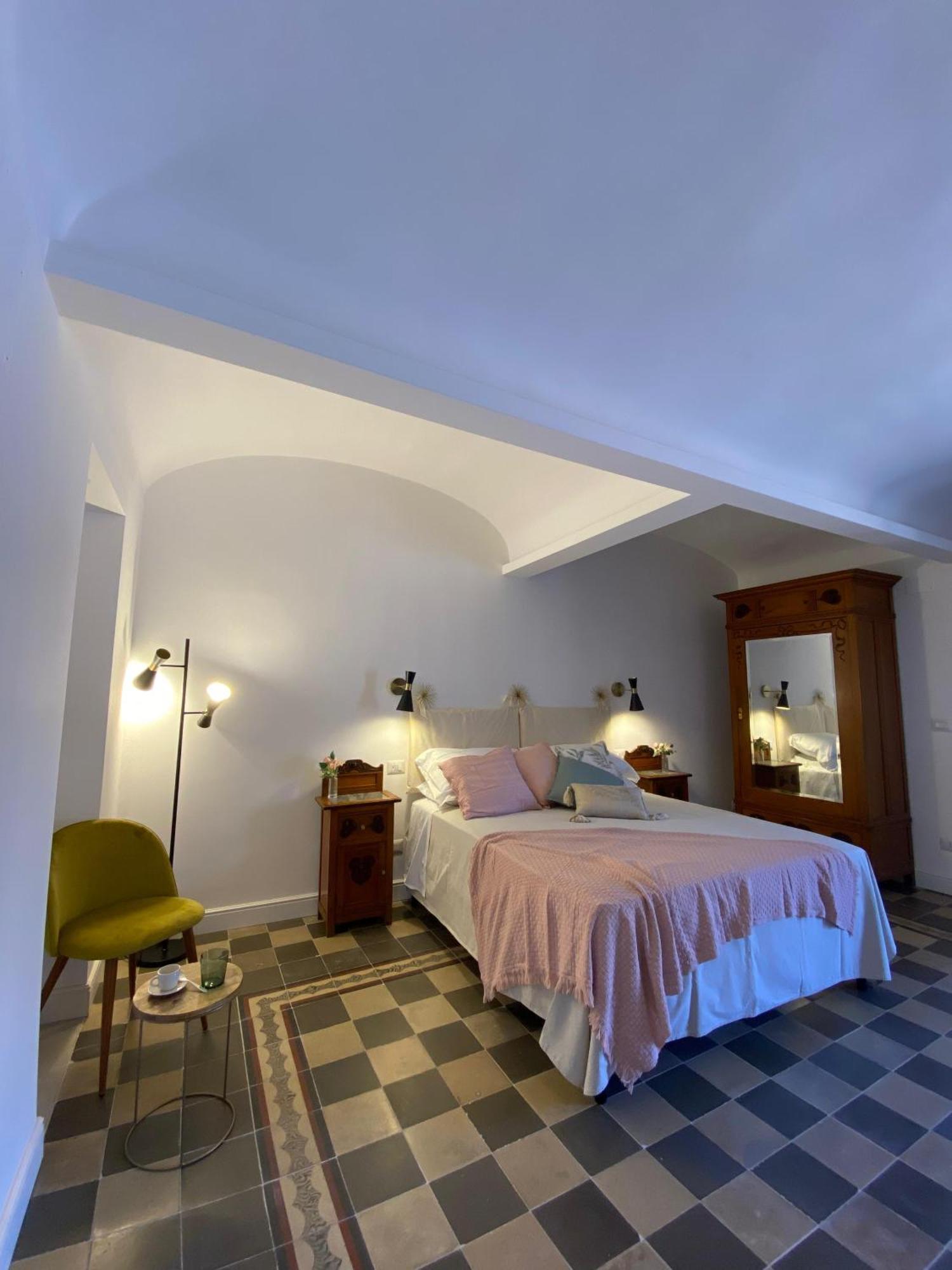 Dimora Dei Minoriti Bed & Breakfast Катания Екстериор снимка